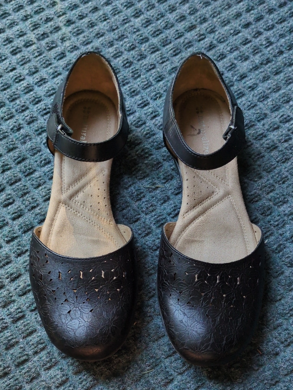 Beautiful Black Naturalizer Sandals 9M